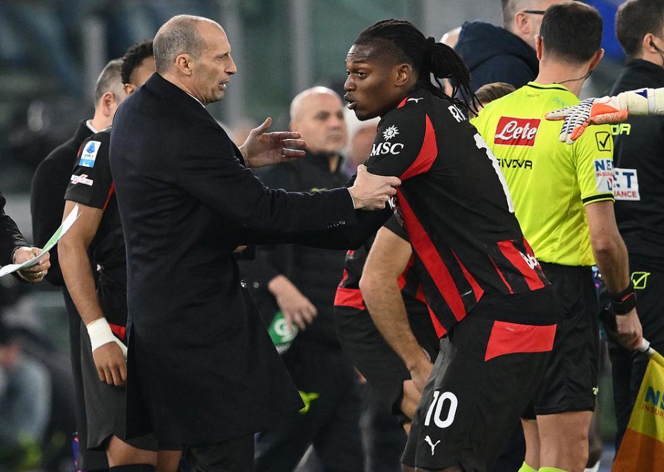 米兰输球夜内讧 7000万巨星不满被换下 拒主帅拥抱 愤怒推开+抱怨